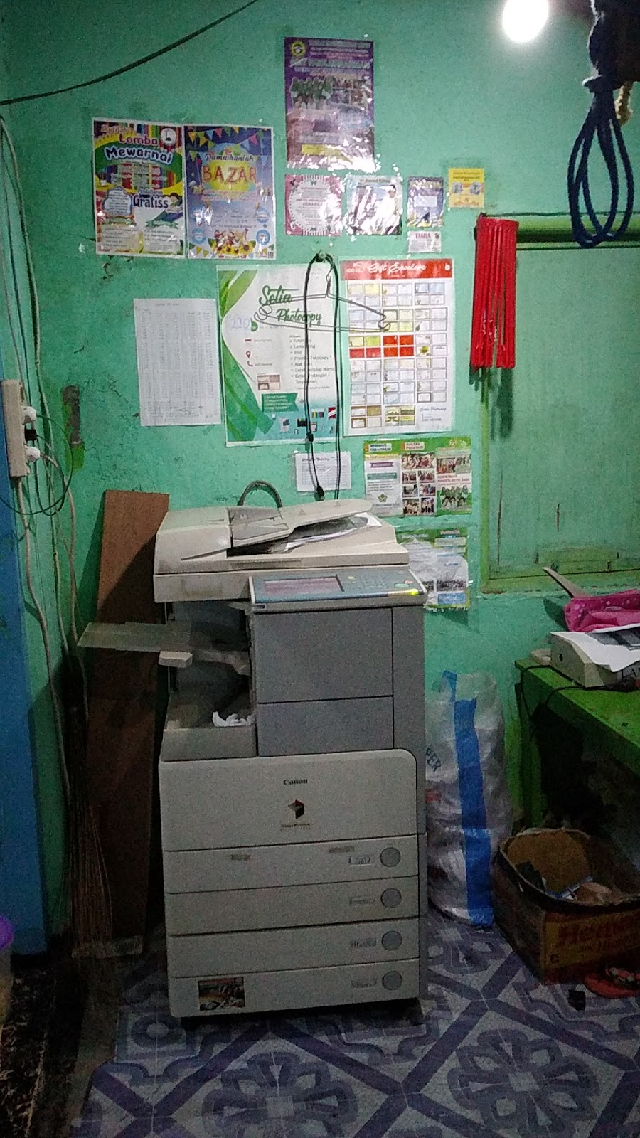 Mesin fotocopy di dalam toko Muara Printing Kudus